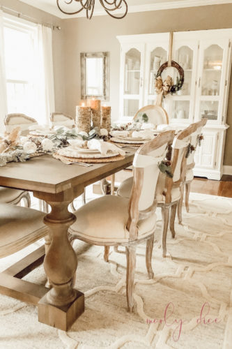 Loving this rustic winter tablescape and winter dining room decor! Beautiful use of eucalyptus and burlap together. #rusticwintertablescape #winterdecor #winterdiningroomdecor