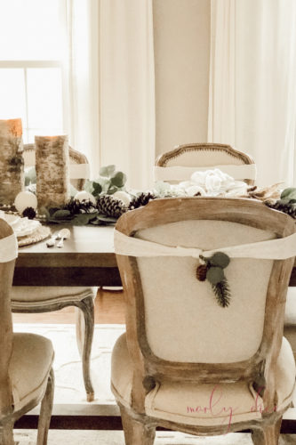 Loving this rustic winter tablescape and winter dining room decor! Beautiful use of eucalyptus and burlap together. #rusticwintertablescape #winterdecor #winterdiningroomdecor