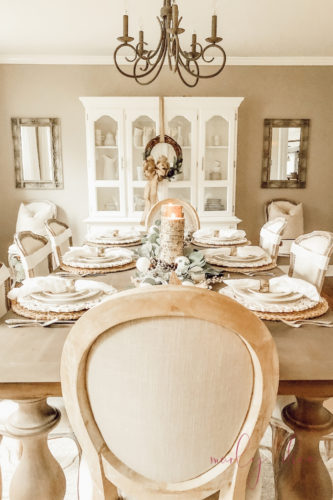Loving this rustic winter tablescape and winter dining room decor! Beautiful use of eucalyptus and burlap together. #rusticwintertablescape #winterdecor #winterdiningroomdecor