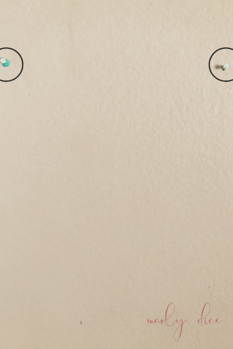 Make an even gallery wall the EASY way! These tricks & tips are genius!! #gallerywall #gallerywallideas