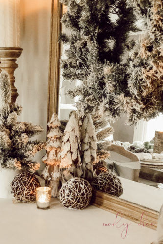 Loving this rustic winter tablescape and winter dining room decor! Beautiful use of eucalyptus and burlap together. #rusticwintertablescape #winterdecor #winterdiningroomdecor