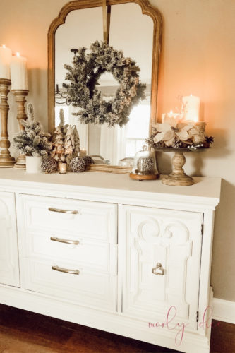 Loving this rustic winter tablescape and winter dining room decor! Beautiful use of eucalyptus and burlap together. #rusticwintertablescape #winterdecor #winterdiningroomdecor