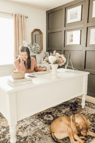Feminine home office ideas for women that are totally do-able! #homeofficeideas #homeofficedesign #homeofficeideasforwomen