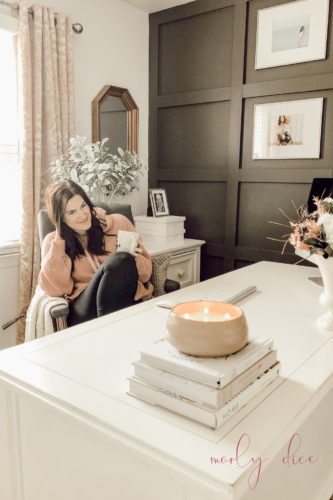 Feminine home office ideas for women that are totally do-able! #homeofficeideas #homeofficedesign #homeofficeideasforwomen