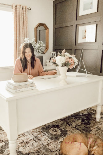 Feminine home office ideas for women that are totally do-able! #homeofficeideas #homeofficedesign #homeofficeideasforwomen