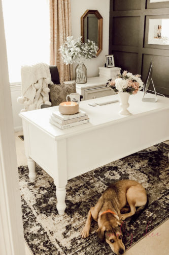 Feminine home office ideas for women that are totally do-able! #homeofficeideas #homeofficedesign #homeofficeideasforwomen