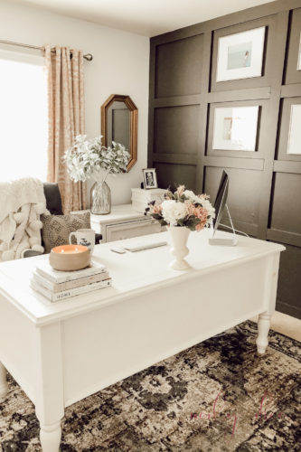 Feminine home office ideas for women that are totally do-able! #homeofficeideas #homeofficedesign #homeofficeideasforwomen