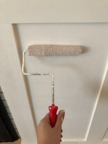 In this beginner's painting guide, you'll learn how to paint your walls and get beautiful results! Videos are included! Learn how to skip the tape and cut instead. #howtopaintwalls