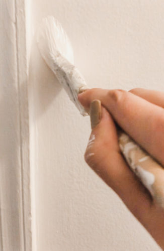 In this beginner's painting guide, you'll learn how to paint your walls and get beautiful results! Videos are included! Learn how to skip the tape and cut instead. #howtopaintwalls
