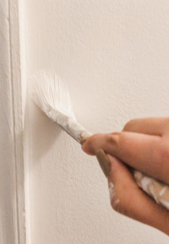 In this beginner's painting guide, you'll learn how to paint your walls and get beautiful results! Videos are included! Learn how to skip the tape and cut instead. #howtopaintwalls