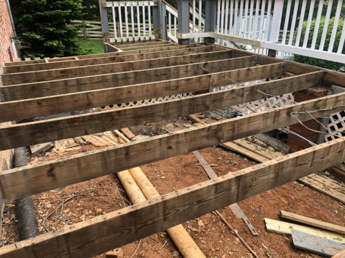 This DIY deck makeover is amazing!! Learn how they transformed their deck and the stain color they used! #deckmakeover
