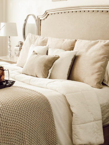 Learn how to style a bed beautifully, just like the professionals do! This guide will walk you through exactly what you need and how to do it! #styleabed #bedroomdecor