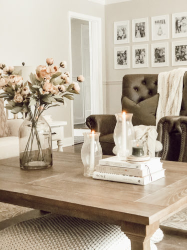 Get 4 ideas to decorate a coffee table in this guide! Learn how to make your coffee table look stylish and functional. #decorateacoffeetable #styleacoffeetable