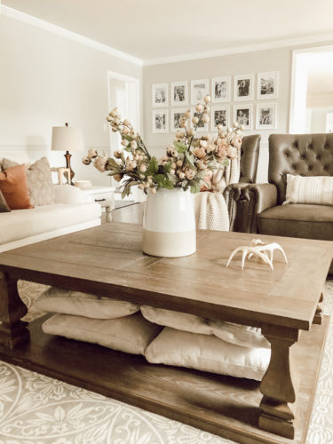 Get 4 ideas to decorate a coffee table in this guide! Learn how to make your coffee table look stylish and functional. #decorateacoffeetable #styleacoffeetable