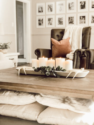 Get 4 ideas to decorate a coffee table in this guide! Learn how to make your coffee table look stylish and functional. #decorateacoffeetable #styleacoffeetable