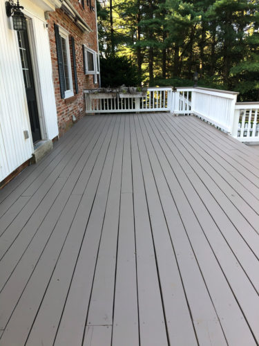 This DIY deck makeover is amazing!! Learn how they transformed their deck and the stain color they used! #deckmakeover