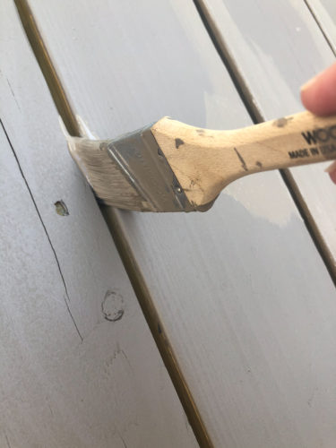 This DIY deck makeover is amazing!! Learn how they transformed their deck and the stain color they used! #deckmakeover