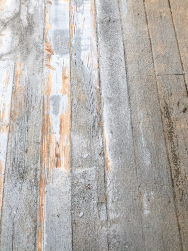 This DIY deck makeover is amazing!! Learn how they transformed their deck and the stain color they used! #deckmakeover