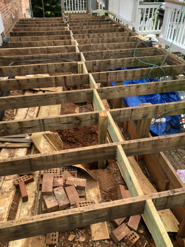 This DIY deck makeover is amazing!! Learn how they transformed their deck and the stain color they used! #deckmakeover