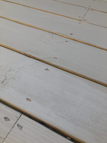 This DIY deck makeover is amazing!! Learn how they transformed their deck and the stain color they used! #deckmakeover