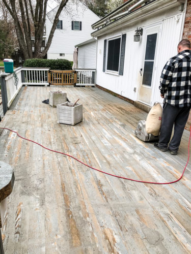 This DIY deck makeover is amazing!! Learn how they transformed their deck and the stain color they used! #deckmakeover