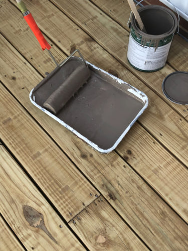 This DIY deck makeover is amazing!! Learn how they transformed their deck and the stain color they used! #deckmakeover