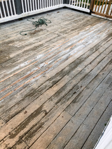 This DIY deck makeover is amazing!! Learn how they transformed their deck and the stain color they used! #deckmakeover