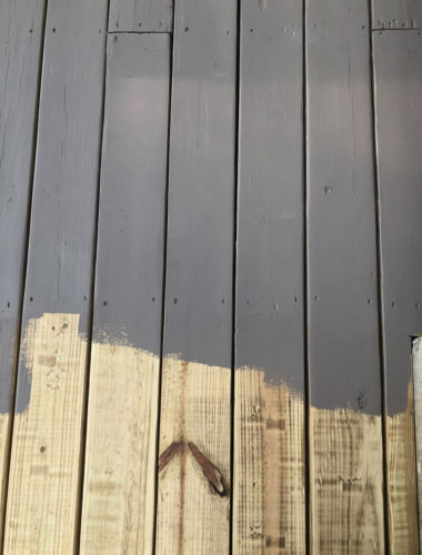 This DIY deck makeover is amazing!! Learn how they transformed their deck and the stain color they used! #deckmakeover