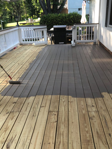 This DIY deck makeover is amazing!! Learn how they transformed their deck and the stain color they used! #deckmakeover