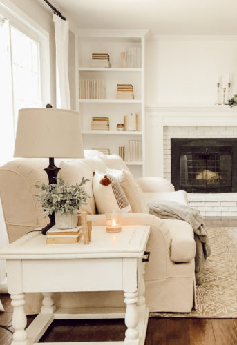 The no-fail way to style a bookshelf that anyone can do using old books. Learn how to get this sophisticated look that'll go well with any decor style! #styleabookshelf