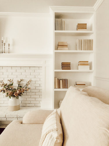 The no-fail way to style a bookshelf that anyone can do using old books. Learn how to get this sophisticated look that'll go well with any decor style! #styleabookshelf