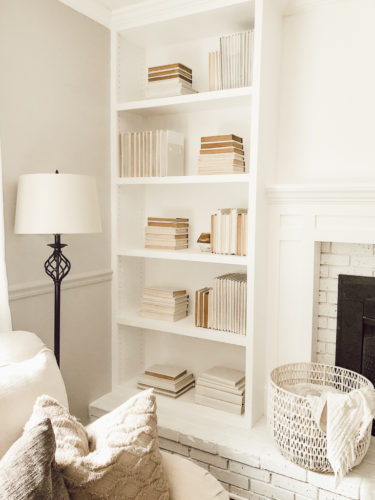 The no-fail way to style a bookshelf that anyone can do using old books. Learn how to get this sophisticated look that'll go well with any decor style! #styleabookshelf
