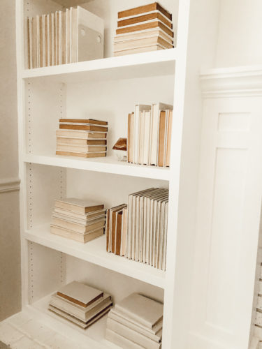 The no-fail way to style a bookshelf that anyone can do using old books. Learn how to get this sophisticated look that'll go well with any decor style! #styleabookshelf