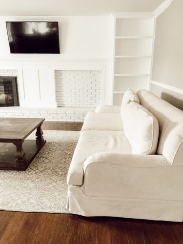 The no-fail way to style a bookshelf that anyone can do using old books. Learn how to get this sophisticated look that'll go well with any decor style! #styleabookshelf