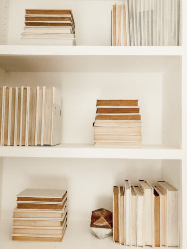 The no-fail way to style a bookshelf that anyone can do using old books. Learn how to get this sophisticated look that'll go well with any decor style! #styleabookshelf