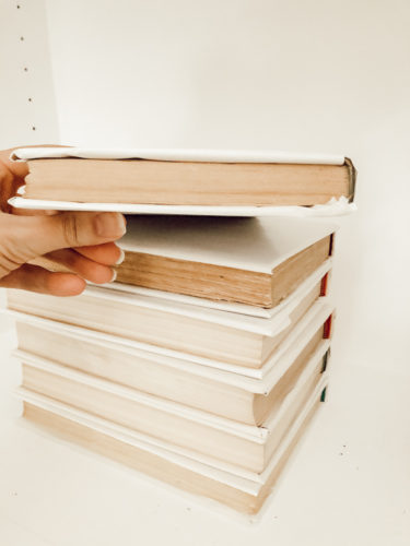 The no-fail way to style a bookshelf that anyone can do using old books. Learn how to get this sophisticated look that'll go well with any decor style! #styleabookshelf
