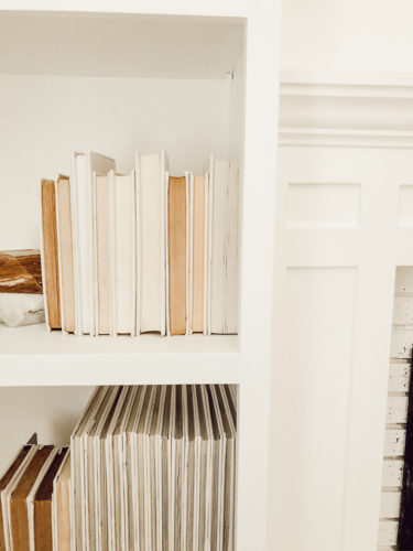 The no-fail way to style a bookshelf that anyone can do using old books. Learn how to get this sophisticated look that'll go well with any decor style! #styleabookshelf