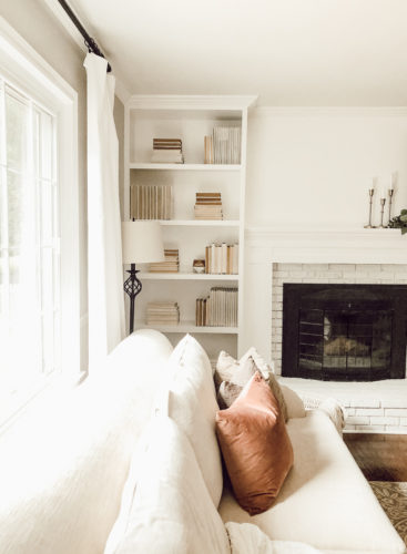 The no-fail way to style a bookshelf that anyone can do using old books. Learn how to get this sophisticated look that'll go well with any decor style! #styleabookshelf