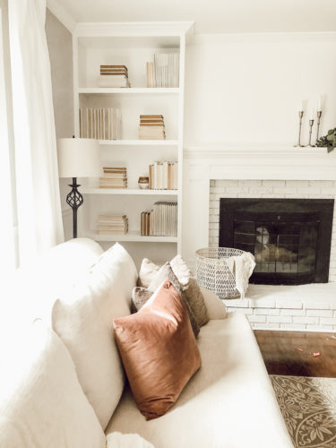 The no-fail way to style a bookshelf that anyone can do using old books. Learn how to get this sophisticated look that'll go well with any decor style! #styleabookshelf