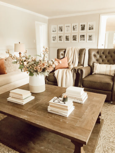 Get 4 ideas to decorate a coffee table in this guide! Learn how to make your coffee table look stylish and functional. #decorateacoffeetable #styleacoffeetable