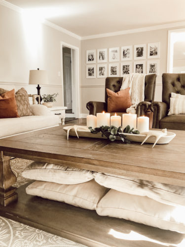 Get 4 ideas to decorate a coffee table in this guide! Learn how to make your coffee table look stylish and functional. #decorateacoffeetable #styleacoffeetable