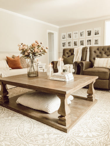 Get 4 ideas to decorate a coffee table in this guide! Learn how to make your coffee table look stylish and functional. #decorateacoffeetable #styleacoffeetable