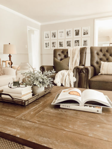 Get 4 ideas to decorate a coffee table in this guide! Learn how to make your coffee table look stylish and functional. #decorateacoffeetable #styleacoffeetable