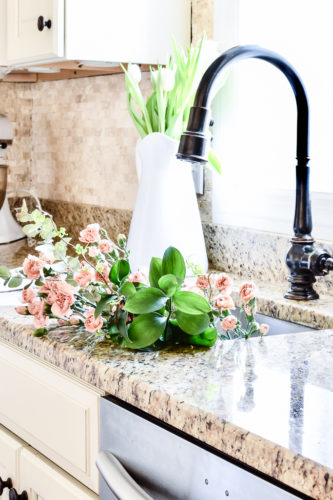 Get tons of ideas for how to style your kitchen countertops! #kitchencountertops #kitchenideas
