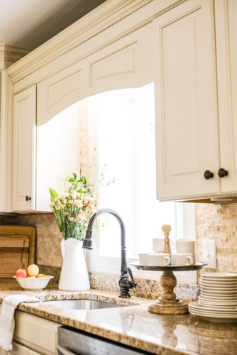 Get tons of ideas for how to style your kitchen countertops! #kitchencountertops #kitchenideas