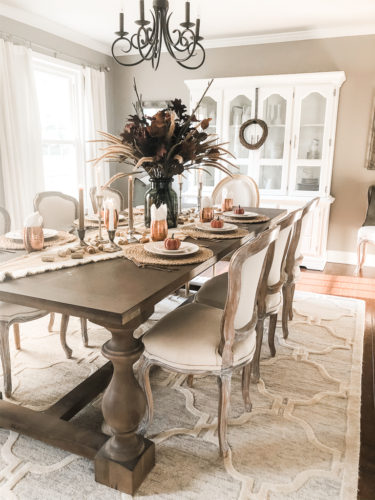 Obsessing over these gorgeous fall stems and moody fall decor on this tables cape! #falldecor #moodyfalldecor #falltablescape