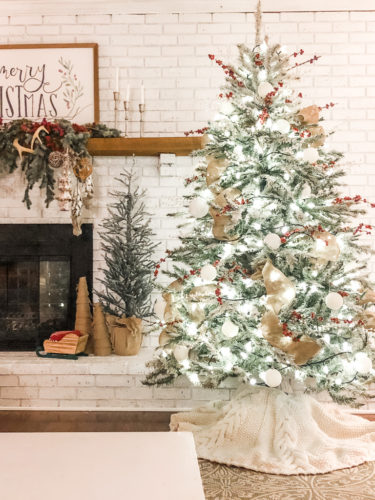 Check out this list of stunning Christmas decor ideas that will look great in your home! #christmasdecorideas