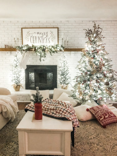 Check out this list of stunning Christmas decor ideas that will look great in your home! #christmasdecorideas