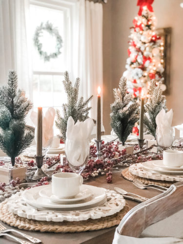 Check out this list of stunning Christmas decor ideas that will look great in your home! #christmasdecorideas