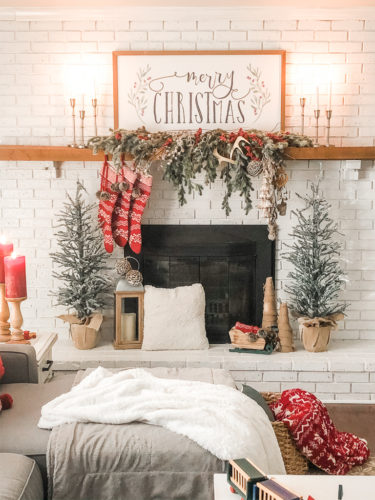 Check out this list of stunning Christmas decor ideas that will look great in your home! #christmasdecorideas